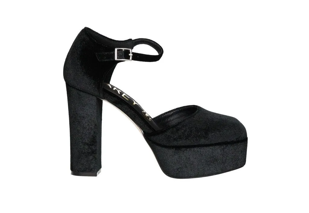 Zapato Terciopelo Negro Lados Abiertos Pulsera Hebilla